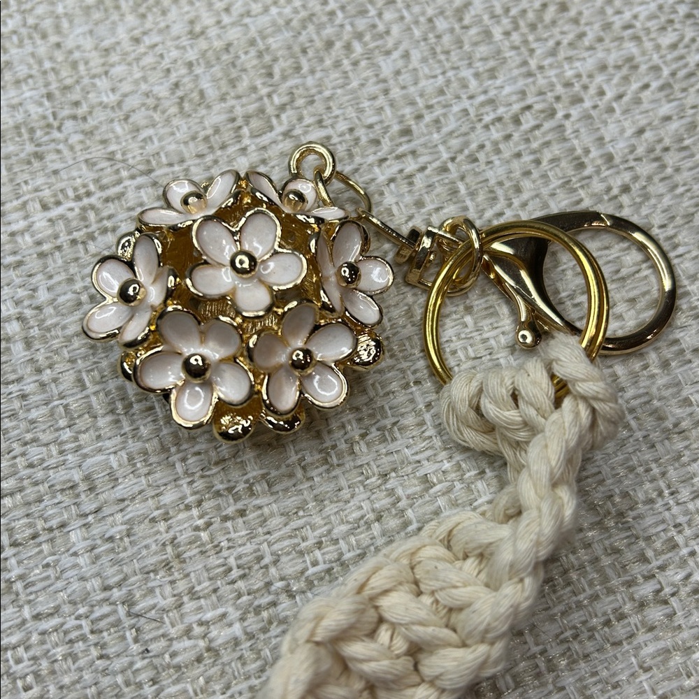 Handmade Macrame Gold Daisy Key Chain - Picture 9 of 9